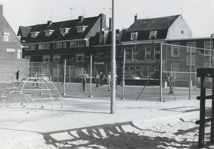 502853 Gezicht op de speelplaats met voetbalkooi aan de 2e Daalsedijk (?) te Utrecht.